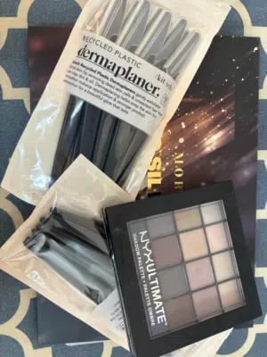 All for 10 riyals.  Morphe eyeshadow kit Nyx Eyeshadow kit dermaplaner (2)