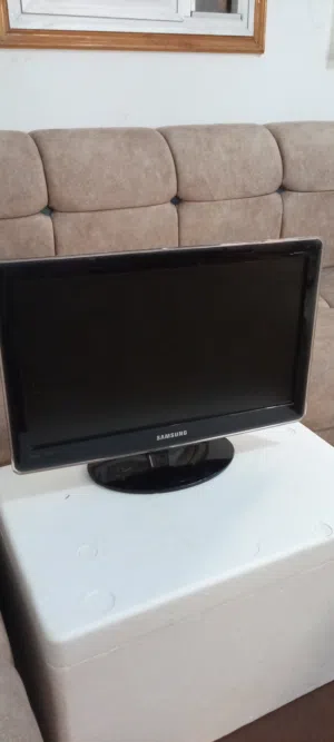 شاشه سامسونج ممتازه يمكن استخدامها لمشاهده الاخبار أو الالعاب الالكترونيه يوجد فيها مدخل HDMI andVGA
