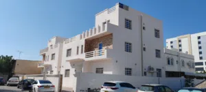غرف للايجار في سوق الخوض قريب الشارع العام قريب كنزا هايبر ماركت موقع مميز