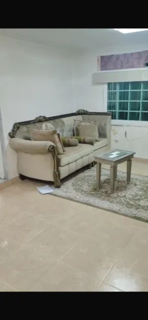 كنب للبيع  مع طاوله