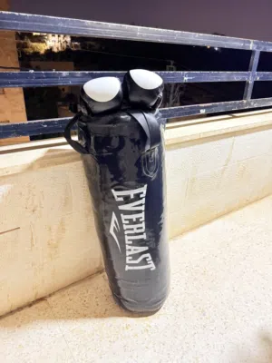 للبيع كيس ملاكمة Everlast  بحاله ممتازه ونظيفه جداً...