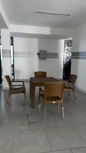 طقم خارجي 4 كراسي سيمبا مقواة مع طاولة مربعة - بحالة ممتازة / جديدة