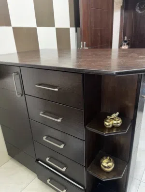 طاولة مطبخ وسط