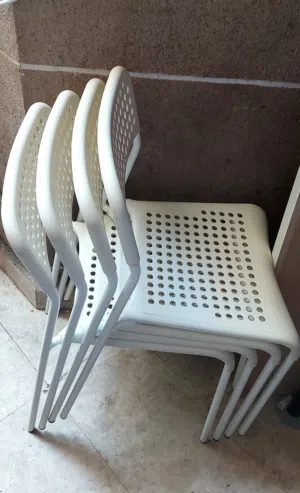 Table with four chairs for sale in Abu Dhabi, Al Nahyan Camp. Contact via WhatsApp at the number pro