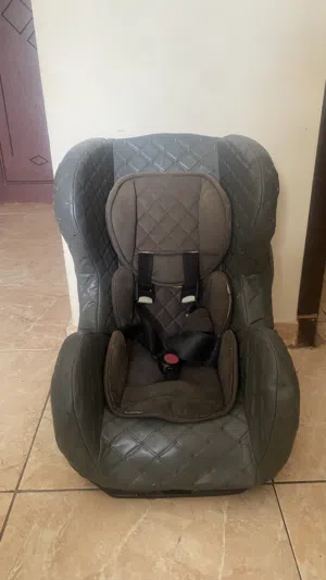 كرسي أطفال شبه جديد