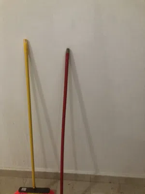 مكنسه ارضيه وسحابة ماء