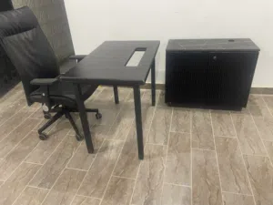 مكتب وكرسي وخزانه