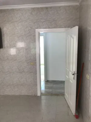 شقه للبيع في ضاحيه الامير حسن