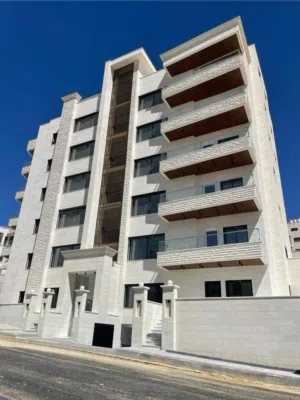 شقة ارضية للبيع في الجبيهة 188م2 + 90م2 ترسات خارجية (شقتين في الطابق) على 3 شوارع من المالك