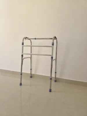 مساعد مشي ووكر جديد قابل للطي وتعديل الارتفاع(walker )