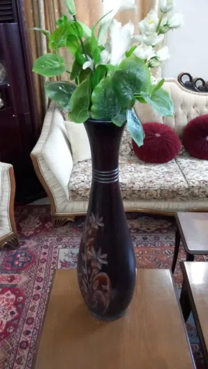 مزهرية او فازة ارتفاعها متر مع زهور اصطناعية خزفية نظيفة جدا ليس بها أي كسر لايوجد توصيل خوفا عليها