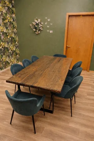 طاوله فخمه مع 8 كراسي للبيع استخدام نضيف