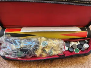 طقم طاولة + شطرنج داخل حقيبة مميزة جداً رول رقعة من الجلد الفخم بلون اسود و ذهبي و قطع شطرنج عاجية !