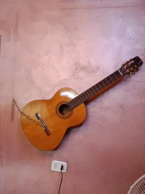 جيتار كوري اصلي ماركه معروفه حقه جديد الف دولار.بحاله ممتازه شغال على الفحص