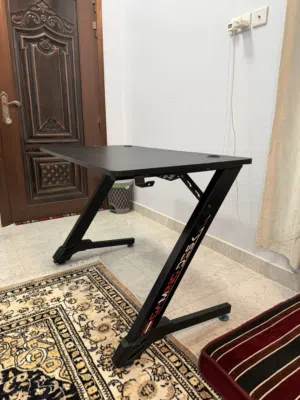 طاوله كاربون فايبر استخدم بسيط جدا شبه جديده
