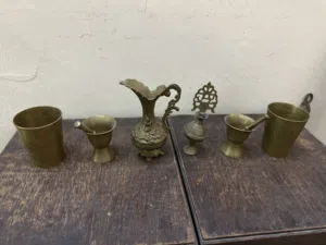 مجموعه نحاسيه أنيقه صغيره ولطيفه تتكون من عده قطع كوبين نحاس وهاونين ومكحله وأبريق