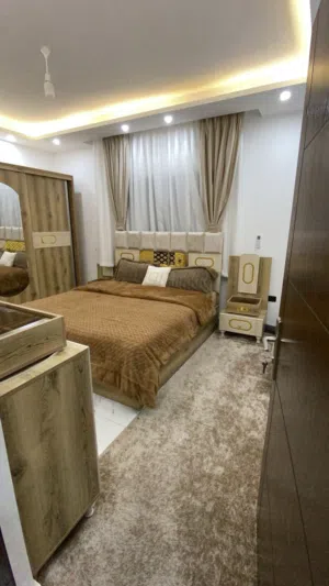 شقه مفروشه خمس نجوم طابق ارضي مع ترس بلقرب لجميع الخدمات صيداليه سوبر ماركت جيم مقهي حديقه موقع مميز