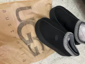 حذائين uggs (واحد بيج و واحد اسود)