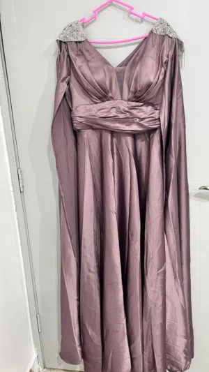 فساتين نساء شبه جديده نظيفه جدا. مع فساتين اطفال. بنات. من 3 سنوات ل 4
