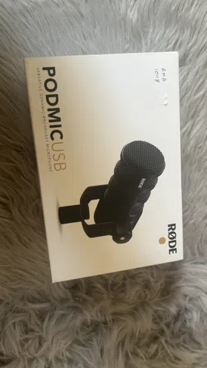 أفضل ميكرفون لصناعة المحتوى مع ستاند مثالي (RODE POD MIC USB)