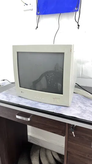 شاشه crt من شركه LG مخزّن ونادر !!
