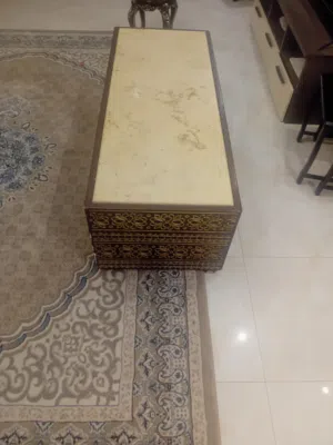 طاوله  صاله صلبه  وطوله خشب  ومرايا وكرسي مايل