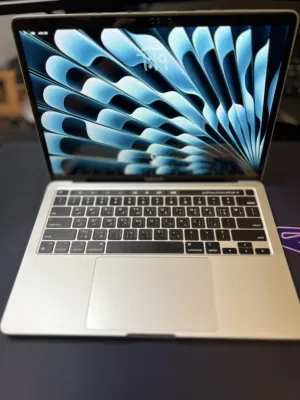 للبيع ماك بوك برو m2 لون سلفر نضافه 98% حجم 13.3 الجهاز نضيف كلش غراضه كامله