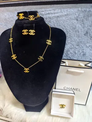 طقم اكسسوارات مع بكس وكيس الماركه ب4ريال