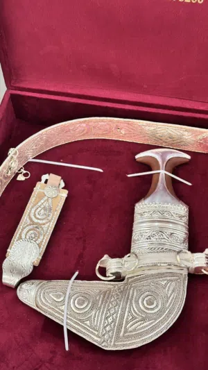 خنجر جديد ملبوس لمرة واحدة فقط و لساعات محدودة مع حزام فضة وبسعر جميل قابل للتفاوض في حدود المعقول