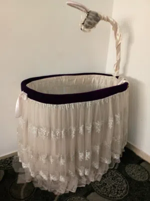 سرير بيبي مستعمل بحالة جيدة