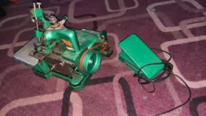 ماكينة حبكه منزلية المتور والدعسه شغالات بس الماكينه بدها صيانة