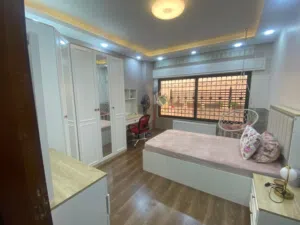غرفه نوم  استعمال خفيف   الخزانه كبيره  والتخت مقاس 120 /200
