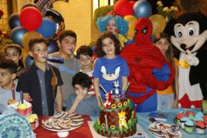 شخصيات كرتونية ومهرجين