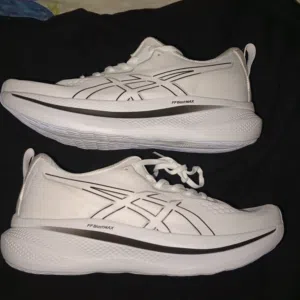 حرق سعر حذاء Asics رياضي فقط 15 دينار