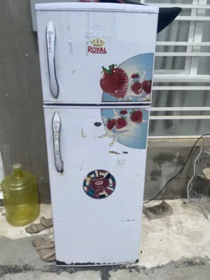 ثلاجه حجم وسط ماركة رويال الاصلي