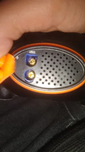 ، فإن هذا الجهاز هو بادئ تشغيل سيارة (Booster) ومنفاخ هواء (كومبرس