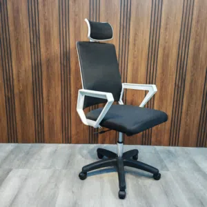 كرسي مكتبي شبك بتصميم مريح وعملي يدعم الجلوس الطويل ويعطي شكل أنيق للمكتب