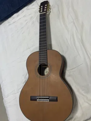 جيتار أريا ياباني A-20 2 وتر نحاس و 3 أوتار بلاستيك وتر واحد مقطوع تم استعمله شهر فقد افحص وين ما تب