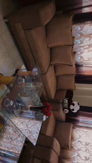 طقم كنب تفصيل وطاولات سيكوريت بحالة جيدة....