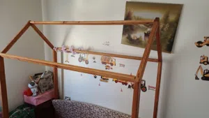 تخت اطفال, على شكل كوخ مع فرشة طبيه.