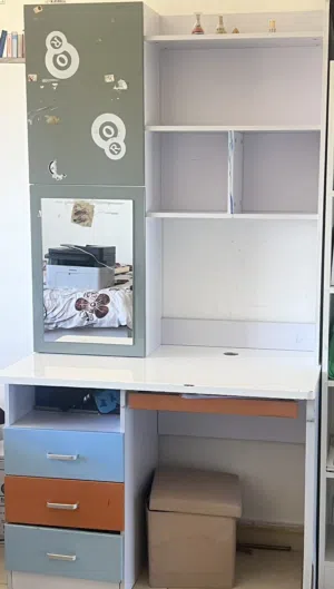 مكتب دراسي للبيع بحالة ممتازة
