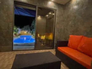 للبيع شاليه اخر طريق العارضه حوض معدي مسوره مع بركة سباحة مسوره بالكامل بيت ريفي مساحته 80متر كراجات