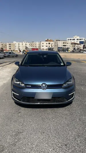 فولكسفاغن جولف E-Golf 2015 كهربائية لون أزرق بحالة جيدة مع مواصفات أوروبية