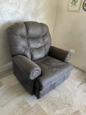 كرسي Recliner أصلي من Ashley بحالة ممتازة + كفالة  سارية