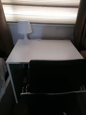 كرسي جلد جديد مع مكتب ايكيا