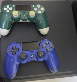 PS4 للبيع معى قيرين اصليين