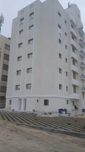 للبيع عماره    في خيطان على ثلاث شوارع   وساحة قطعة 7   المساحة 874 متر   عدد 28 شقة منهم 25 شقة