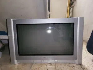 تلفزيون مستعمل للبيع بحالة جيدة