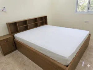 سرير زوجي مع كومدينو واحدة
