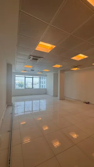 مكتب للايجار في القرم 45 متر مساحه مفتوحه/ Office For Rent In Qurm, 45 SQM, open space